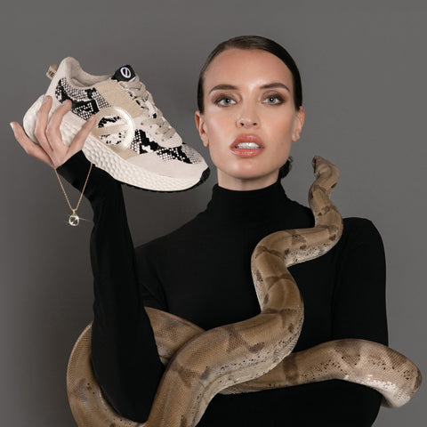CARTER JOGGER W SNAKE KISS DOVE - Collier orné de Cristaux Swarovski® inclus - Image principale